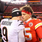 KANSAS CITY, MISSOURI - 29 DE ENERO: Joe Burrow #9 de los Cincinnati Bengals y Patrick Mahomes #15 de los Kansas City Chiefs se encuentran en el campo después del Juego de Campeonato de la AFC en GEHA Field en Arrowhead Stadium el 29 de enero de 2023 en Kansas City, Misuri.  (Foto de Kevin C. Cox/Getty Images)