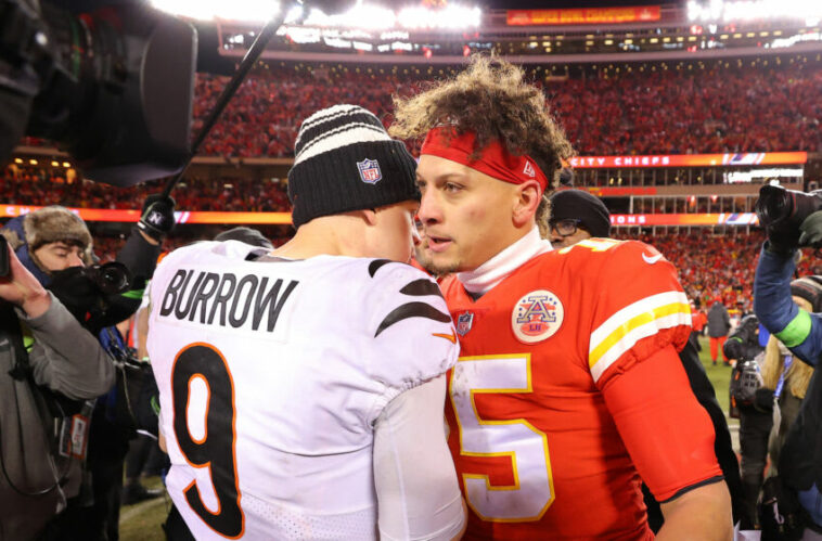 KANSAS CITY, MISSOURI - 29 DE ENERO: Joe Burrow #9 de los Cincinnati Bengals y Patrick Mahomes #15 de los Kansas City Chiefs se encuentran en el campo después del Juego de Campeonato de la AFC en GEHA Field en Arrowhead Stadium el 29 de enero de 2023 en Kansas City, Misuri.  (Foto de Kevin C. Cox/Getty Images)