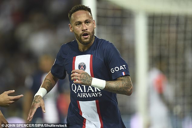 El delantero Neymar (arriba) quiere irse del Paris Saint-Germain este verano, según informes