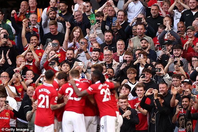 Man United aseguró un lugar en la Liga de Campeones del próximo año al vencer al Chelsea el jueves