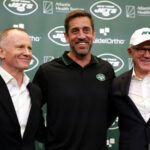 FLORHAM PARK, NUEVA JERSEY - 26 DE ABRIL: (LR) El propietario del equipo New York Jets, Christopher Johnson, el mariscal de campo Aaron Rodgers y el propietario del equipo, Woody Johnson, posan para una foto durante una conferencia de prensa introductoria en el Atlantic Health Jets Training Center el 26 de abril de 2023 en Florham Park, Nueva Jersey.  (Foto de Elsa/Getty Images)