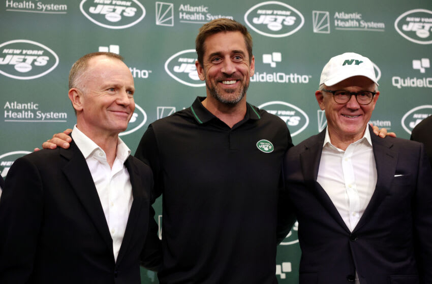 FLORHAM PARK, NUEVA JERSEY - 26 DE ABRIL: (LR) El propietario del equipo New York Jets, Christopher Johnson, el mariscal de campo Aaron Rodgers y el propietario del equipo, Woody Johnson, posan para una foto durante una conferencia de prensa introductoria en el Atlantic Health Jets Training Center el 26 de abril de 2023 en Florham Park, Nueva Jersey.  (Foto de Elsa/Getty Images)