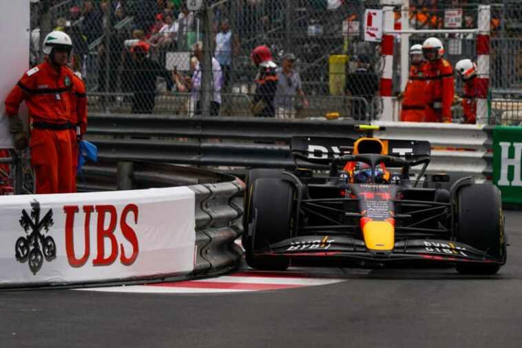 Sergio Pérez de México conduciendo el (11) Oracle Red Bull Racing RB18 Red Bull RBPTH001 durante la