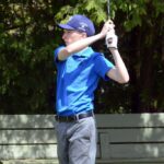 Andrew Licata de Petoskey vigila de cerca su golpe de salida durante el Petoskey Invite en el Petoskey-Bay View Country Club el lunes.