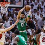 Jayson Tatum atrapando un rebote contra el Miami Heat