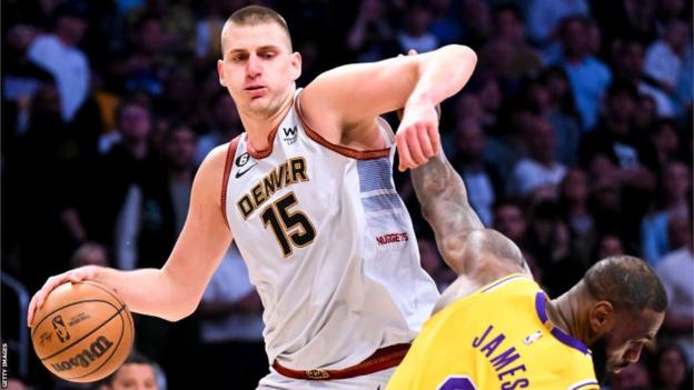 Nikola Jokic frena a LeBron James