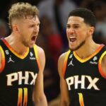 Jock Landale y Devin Booker de los Phoenix Suns celebran contra los Denver Nuggets