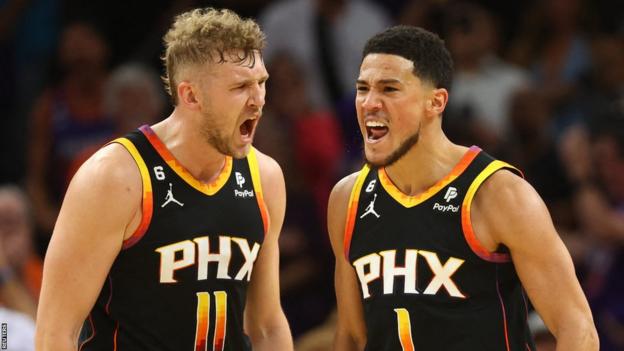 Jock Landale y Devin Booker de los Phoenix Suns celebran contra los Denver Nuggets