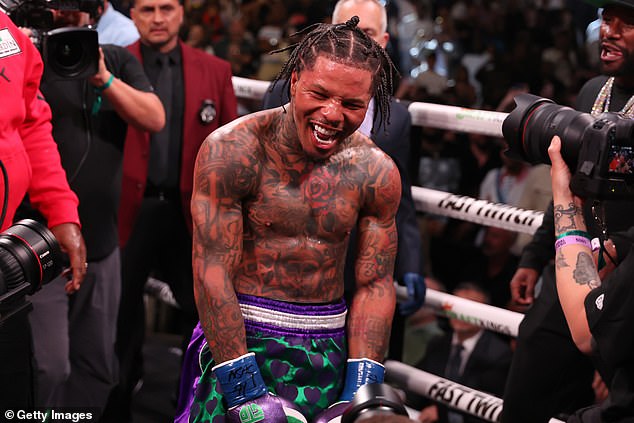 Gervonta Davis en bañador verde y morado reacciona tras derrotar a Ryan García