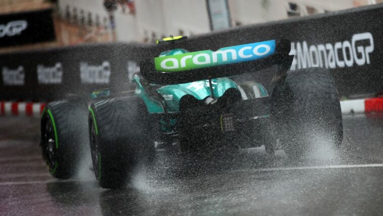 MONTE-CARLO, MÓNACO - 28 DE MAYO: Fernando Alonso de España conduciendo el (14) Aston Martin AMR23 Mercedes
