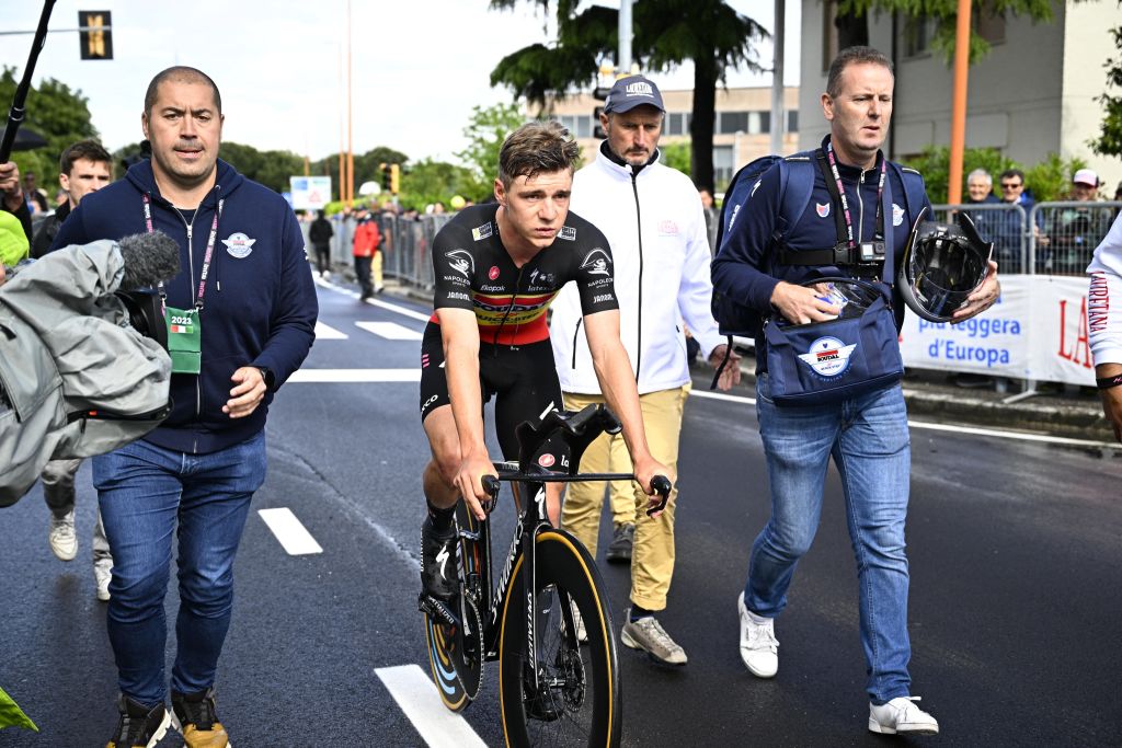 Remco Evenepoel fuera del Giro de Italia tras positivo de Lefevere dice que Remco Evenepoel estaba 'enfermo como un perro' antes de abandonar el Giro de Italia