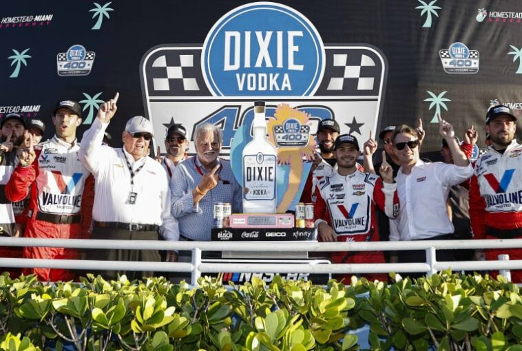 Rick Hendrick, Jeff Gordon, Kyle Larson en el carril de la victoria - Homestead-Miami Speedway - NASCAR Cup Series