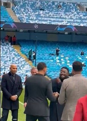 Rio Ferdinand abrazó a Micah Richards de Mail Sport antes del choque de vuelta de la semifinal de la Liga de Campeones de Man City con el Real Madrid