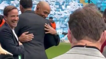 Ferdinand le dio un fuerte abrazo a Thierry Henry