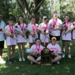 Las integrantes del equipo de golf femenino Roland-Story posan con su trofeo de campeonato Clase 2A después de ganar el título del equipo de golf estatal femenino 2A el viernes en el campo de golf American Legion en Marshalltown.