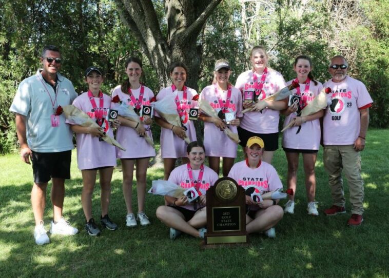 Las integrantes del equipo de golf femenino Roland-Story posan con su trofeo de campeonato Clase 2A después de ganar el título del equipo de golf estatal femenino 2A el viernes en el campo de golf American Legion en Marshalltown.