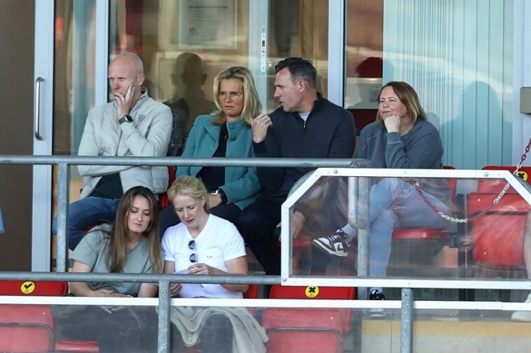 Arjan Veurink, entrenador asistente de Inglaterra, Sarina Wiegman, entrenadora de Inglaterra y Darren Ward, entrenador de porteros de Inglaterra