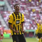 Sebastien Haller (en la foto) inspiró al Borussia Dortmund a una victoria por 3-0 contra el Augsburgo