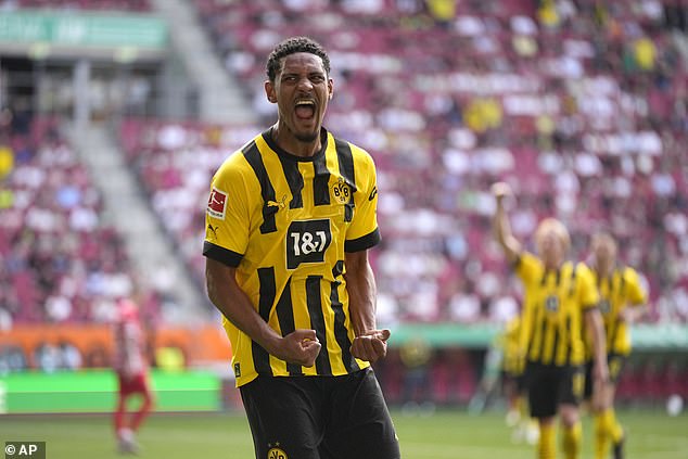 Sebastien Haller (en la foto) inspiró al Borussia Dortmund a una victoria por 3-0 contra el Augsburgo