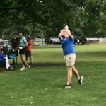 Maura Murphy de Pleasant da el primer golpe durante un evento de la Heart of Ohio Junior Golf Association en el antiguo campo de golf Green Acres.  Ahora llamado Three Sticks, el campo ofrece un programa que brinda juego gratuito para jóvenes golfistas de entre 6 y 16 años.