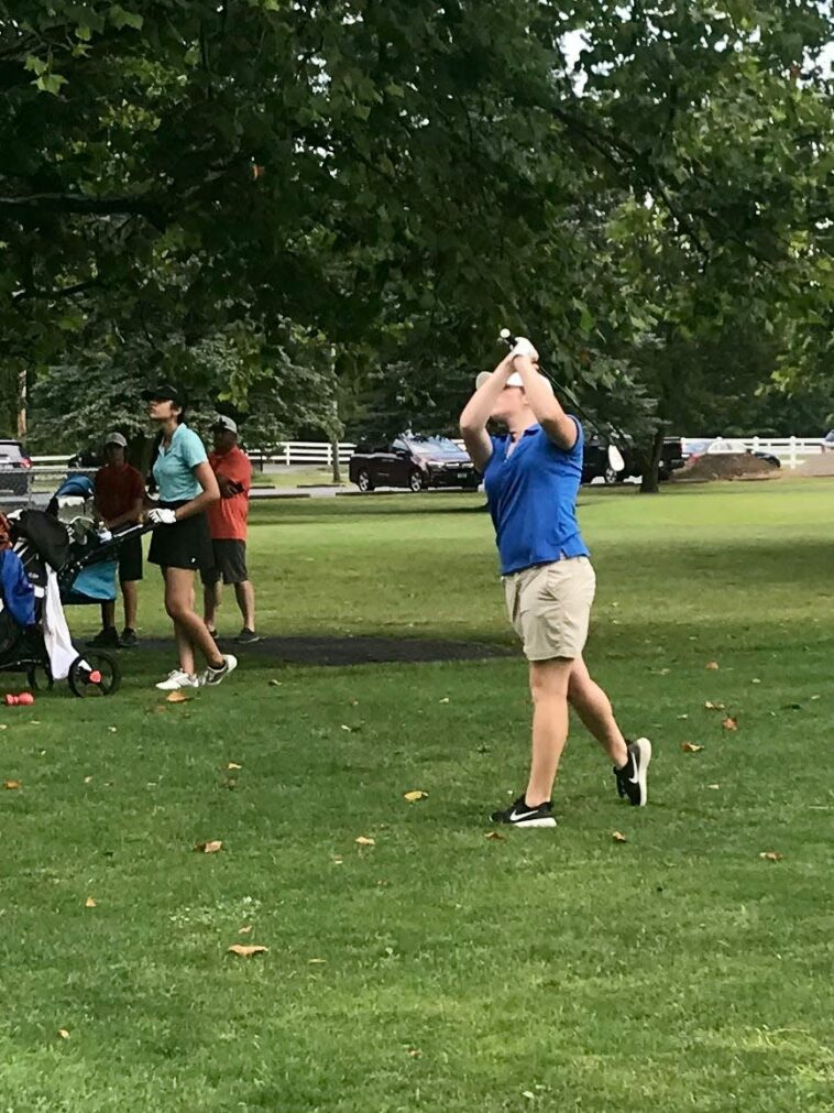 Maura Murphy de Pleasant da el primer golpe durante un evento de la Heart of Ohio Junior Golf Association en el antiguo campo de golf Green Acres.  Ahora llamado Three Sticks, el campo ofrece un programa que brinda juego gratuito para jóvenes golfistas de entre 6 y 16 años.