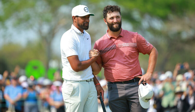 Finau y Rahm se dan la mano en el hoyo 18