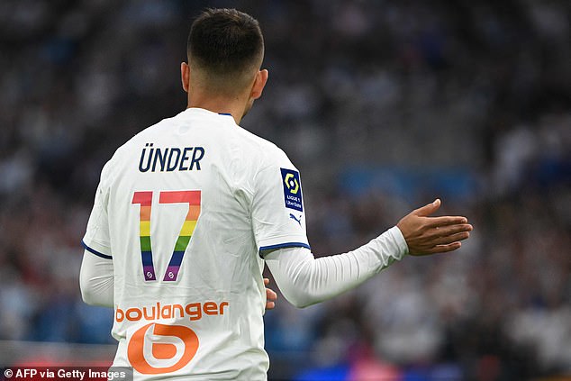 Los jugadores de la Ligue 1 y la Ligue 2 usaron números de arcoíris durante el fin de semana como parte de una campaña contra la homofobia.