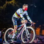 Tweets de la semana: Van Aert sale a robar KOM en Escocia, a AI le encanta la piña en la pizza y David Byrne va en bicicleta a la Met Gala