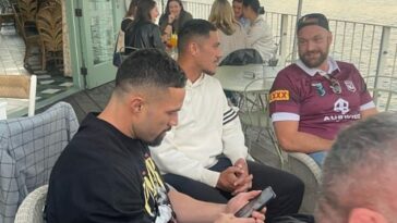 Tyson Fury (derecha) está en conversaciones para pelear contra Jai ​​Opetaia (centro) en una pelea que se realizará en Australia.