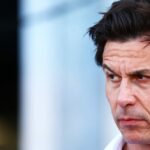 MONTE-CARLO, MÓNACO - 26 DE MAYO: El Director Ejecutivo de Mercedes GP, Toto Wolff, mira en el Paddock