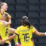 Poppy Wilson es levantada del suelo y abrazada después de anotar para Watford contra Nottingham Forest en la final de los play-offs de la Liga Nacional Femenina