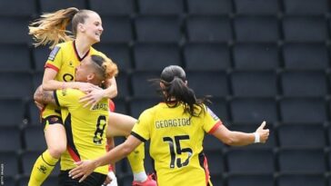 Poppy Wilson es levantada del suelo y abrazada después de anotar para Watford contra Nottingham Forest en la final de los play-offs de la Liga Nacional Femenina