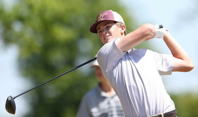 Los equipos de golf masculinos de la escuela secundaria del área se reunieron en el campo de golf Woodfin Ridge para jugar un torneo de golf del condado el lunes 26 de abril de 2021. Woodruff's Gage Howard.