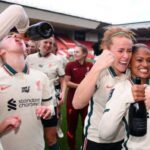 Rachel Furness celebra ganar el título con el Liverpool el año pasado