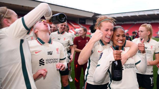 Rachel Furness celebra ganar el título con el Liverpool el año pasado