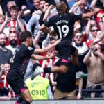 Bryan Mbeumo celebra ante la afición del Brentford