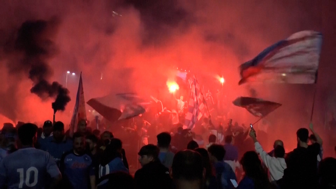 Serie A: escenas salvajes en Napoli mientras los fanáticos celebran el primer título de la Serie A del equipo en 33 años