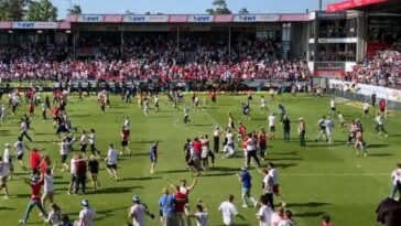 Bundesliga: ¡Increíble!  Los aficionados del Hamburgo invaden el terreno de juego para celebrar el ascenso... ¡pero no subieron!