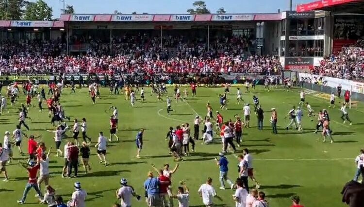 Bundesliga: ¡Increíble!  Los aficionados del Hamburgo invaden el terreno de juego para celebrar el ascenso... ¡pero no subieron!