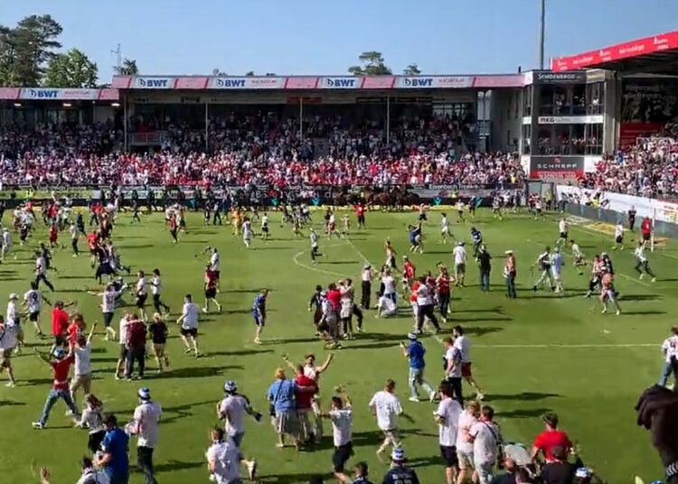 Bundesliga: ¡Increíble!  Los aficionados del Hamburgo invaden el terreno de juego para celebrar el ascenso... ¡pero no subieron!