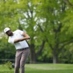 Tony Finau golpea desde el rough en el hoyo 17 durante la segunda ronda del torneo de golf PGA Championship en Oak Hill Country Club el viernes 19 de mayo de 2023 en Pittsford, NY