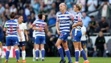 Los jugadores del Reading reaccionan a la derrota ante el Tottenham