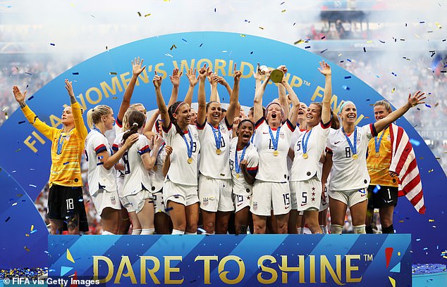 La selección femenina de EE. UU. celebra ganar la Copa del Mundo 2019 en Lyon, Francia.