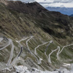 24 corredores descalificados del Giro de Italia sub-23 por agarrarse a los vehículos en Stelvio