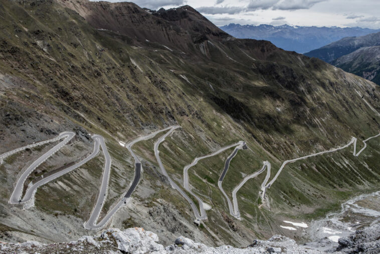 24 corredores descalificados del Giro de Italia sub-23 por agarrarse a los vehículos en Stelvio