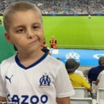 Los simpatizantes del AC Ajaccio francés atacaron a un aficionado del Marsella de ocho años con cáncer cerebral, Kenzo (arriba), viendo jugar a los equipos el sábado;  su camisa fue arrancada y quemada