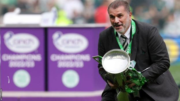 Ange Postecoglou sosteniendo el trofeo de la Premiership escocesa