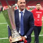 Monchi con el trofeo de la Europa League