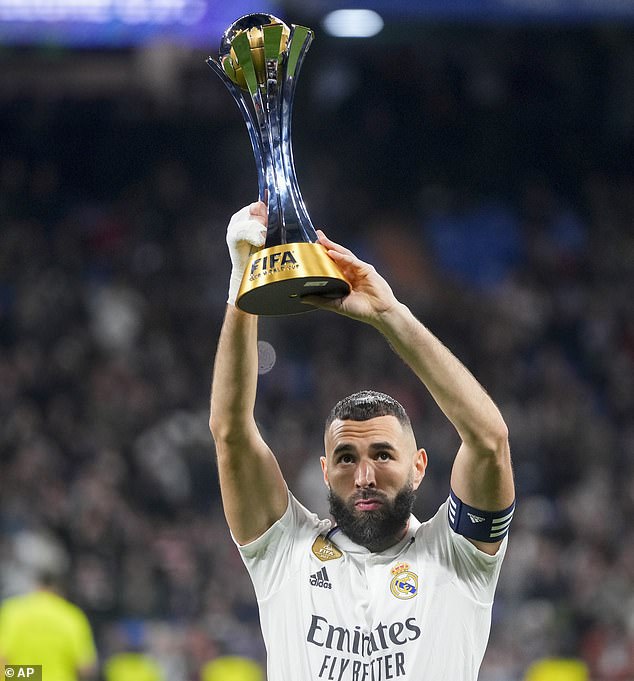 Australia podría albergar una competición renovada de la Copa Mundial de Clubes en 2029 que vería a los mejores clubes de fútbol enfrentarse en las costas locales por primera vez (en la foto, la ex estrella del Real Madrid Karim Benzema con el trofeo de la Copa Mundial de Clubes)