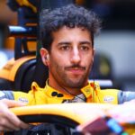 ABU DHABI, EMIRATOS ÁRABES UNIDOS - 19 DE NOVIEMBRE: Daniel Ricciardo de Australia y McLaren se prepara